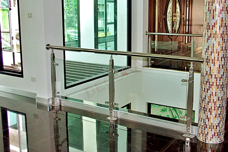 ผลงานราวกันตก ราวระเบียง กระจก BL-604 บ้านคุณศิริวัฒน์ By DECORA