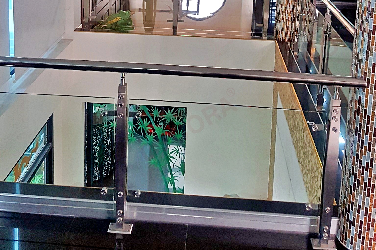 ผลงานราวกันตก ราวระเบียง กระจก BL-604 บ้านคุณศิริวัฒน์ By DECORA