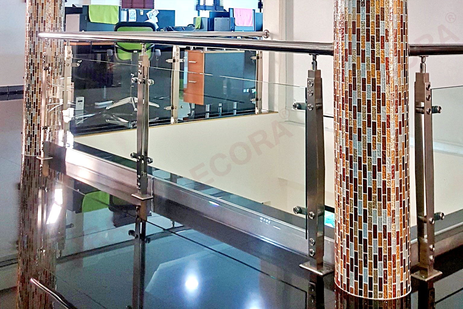 ผลงานราวกันตก ราวระเบียง กระจก BL-604 บ้านคุณศิริวัฒน์ By DECORA