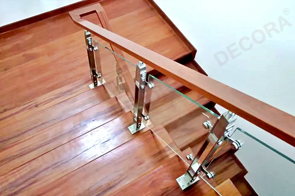 ผลงานการติดตั้งราวบันได ราวกันตก กระจก BL-602-1 บ้านคุณสรวงรัตน์ By DECORA