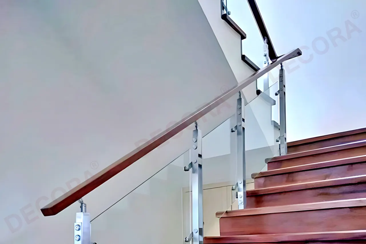 ผลงานการติดตั้งราวบันได ราวกันตก กระจก BL-602-1 บ้านคุณสรวงรัตน์ By DECORA