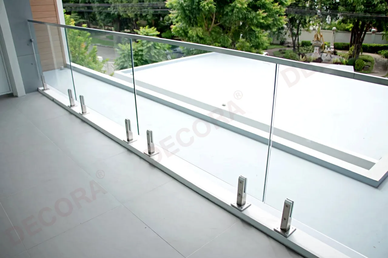 ผลงานการติดตั้งราวบันได ราวระเบียง ราวกันตก กระจก GL-03 บ้านคุณอภิชาติ By DECORA