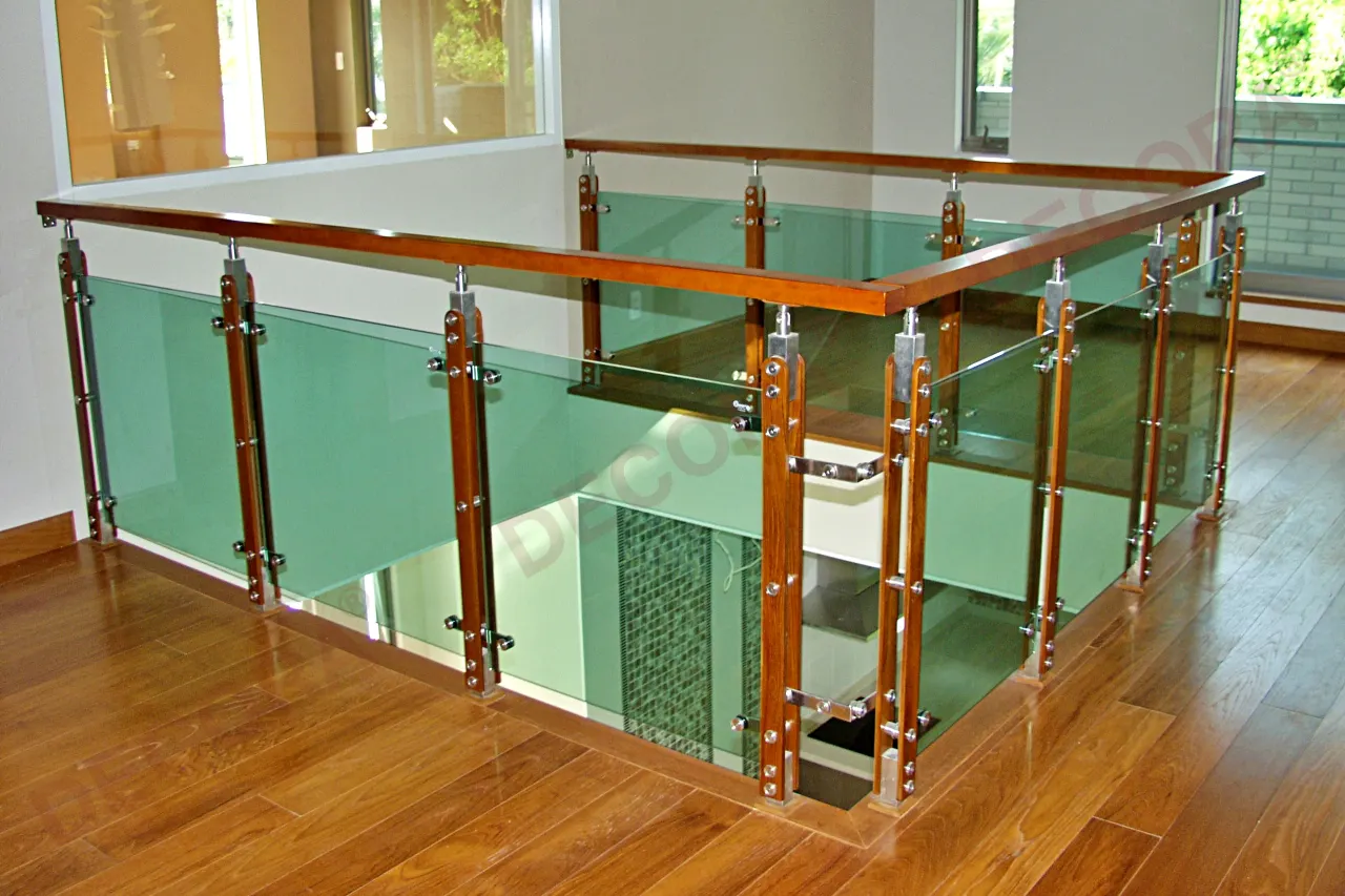 ผลงานการติดตั้งราวบันได ราวระเบียง ราวกันตก กระจก BL-511 บ้านคุณนพพร By DECORA