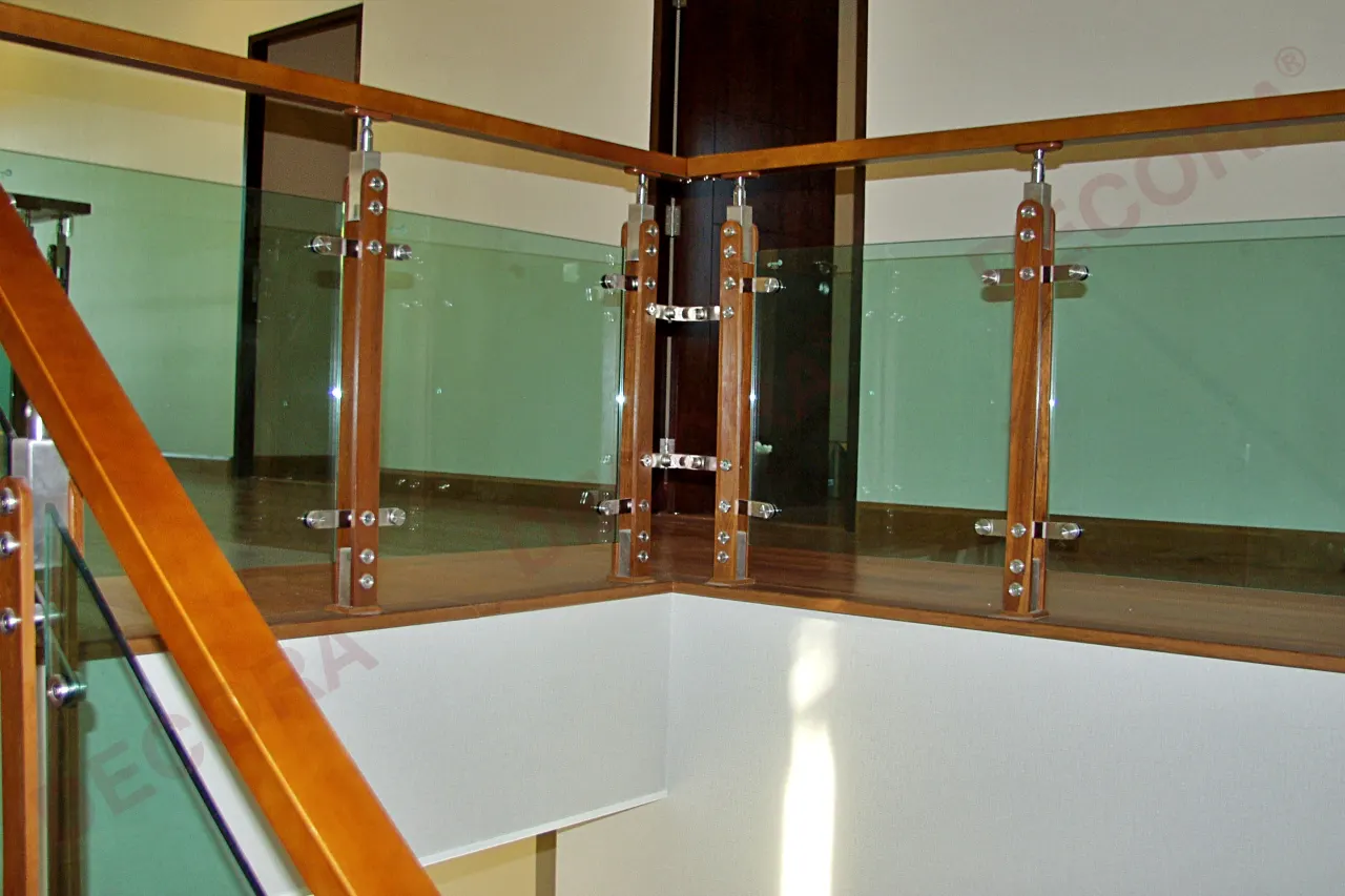 ผลงานการติดตั้งราวบันได ราวระเบียง ราวกันตก กระจก BL-511 บ้านคุณนพพร By DECORA