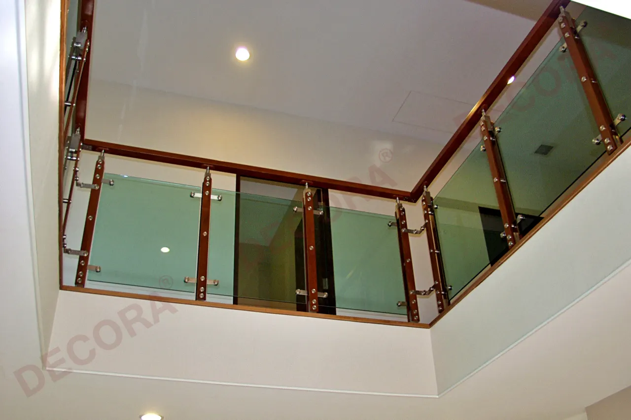 ผลงานการติดตั้งราวบันได ราวระเบียง ราวกันตก กระจก BL-511 บ้านคุณนพพร By DECORA