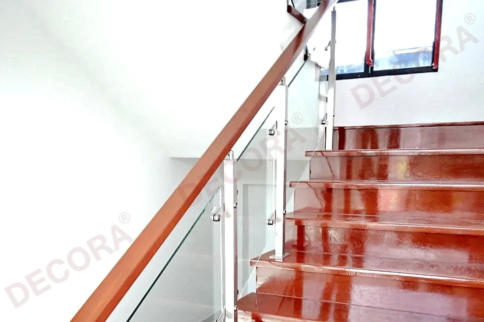 ผลงานการติดตั้งราวบันได ราวระเบียง ราวกันตก กระจก BL-611 บ้านคุณสุรศักดิ์ By DECORA