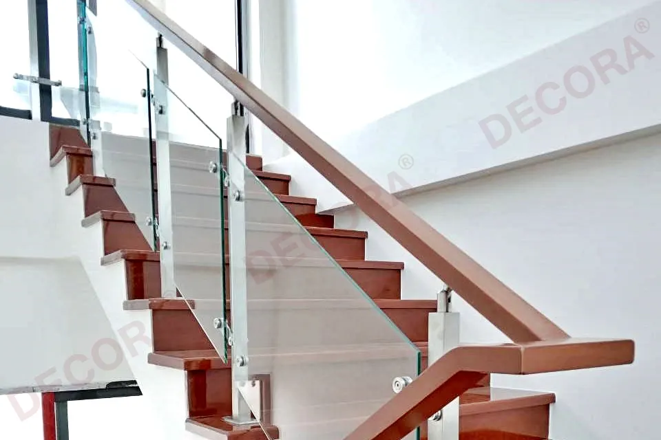 ผลงานการติดตั้งราวบันได ราวระเบียง ราวกันตก กระจก BL-611 บ้านคุณสุรศักดิ์ By DECORA