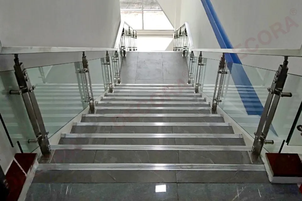 ผลงานการติดตั้งราวบันไดกระจก BL-604 บริษัท เซ็ปต้าเอนจิเนียริ่งแอนด์เซอร์วิส จำกัด By DECORA