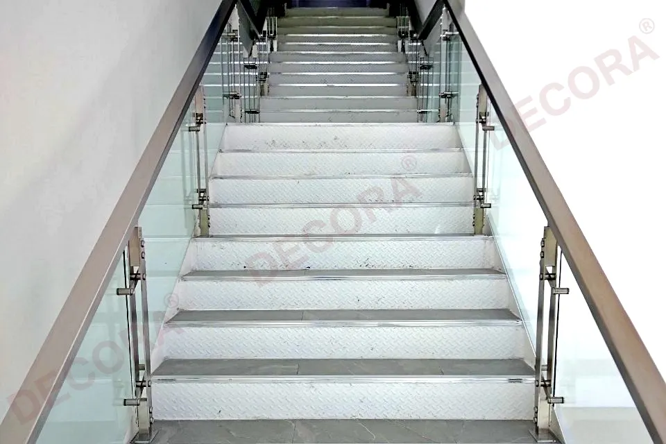 ผลงานการติดตั้งราวบันไดกระจก BL-604 บริษัท เซ็ปต้าเอนจิเนียริ่งแอนด์เซอร์วิส จำกัด By DECORA