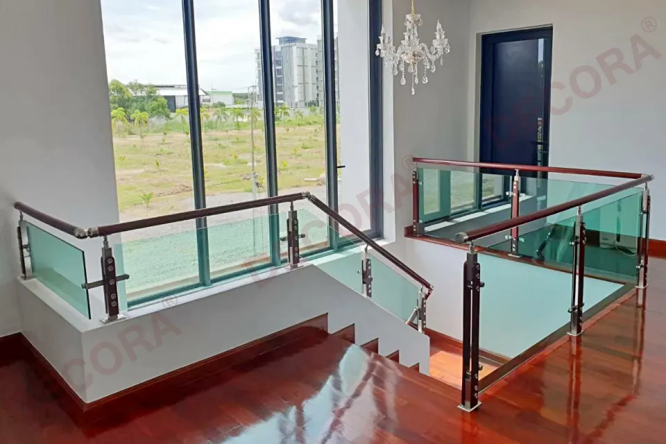 ผลงานการติดตั้งราวบันได ราวระเบียง ราวกันตก กระจก BL-511 บ้านพักย่านโชคชัย 4 By DECORA