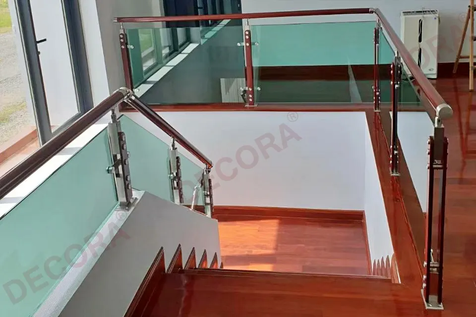 ผลงานการติดตั้งราวบันได ราวระเบียง ราวกันตก กระจก BL-511 บ้านพักย่านโชคชัย 4 By DECORA