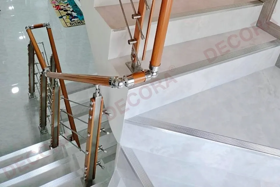 ผลงานการติดตั้งราวบันได ราวระเบียง ราวกันตก สเตนเลส BL-527 อาคารยูเรนัส By DECORA