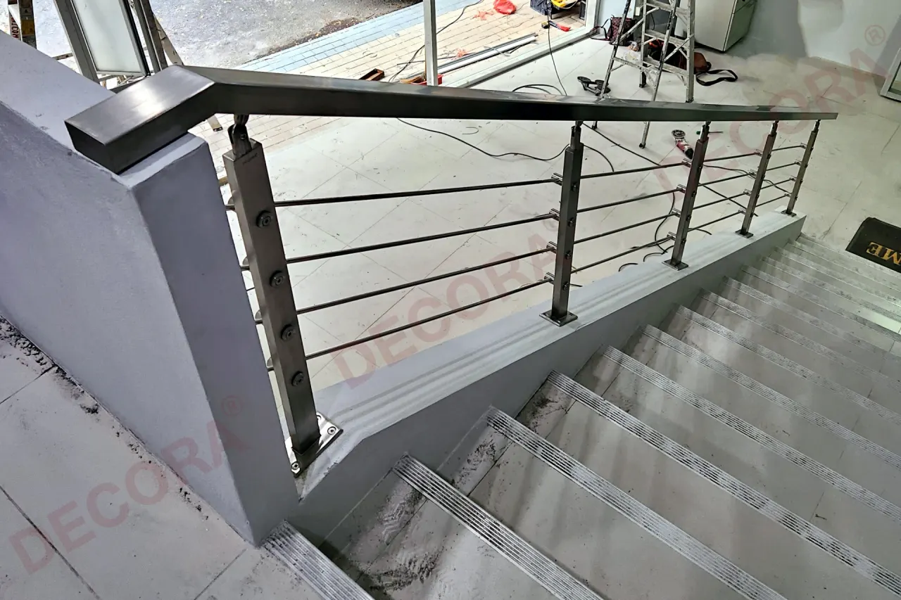 ผลงานการติดตั้งราวบันได ราวระเบียง ราวกันตก สเตนเลส BL-613 อาคารของคุณศิริพร By DECORA