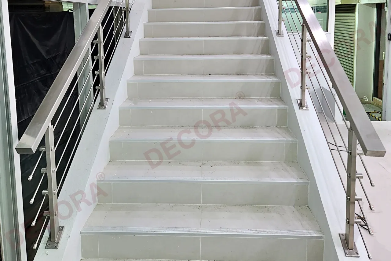 ผลงานการติดตั้งราวบันได ราวระเบียง ราวกันตก สเตนเลส BL-613 อาคารของคุณศิริพร By DECORA