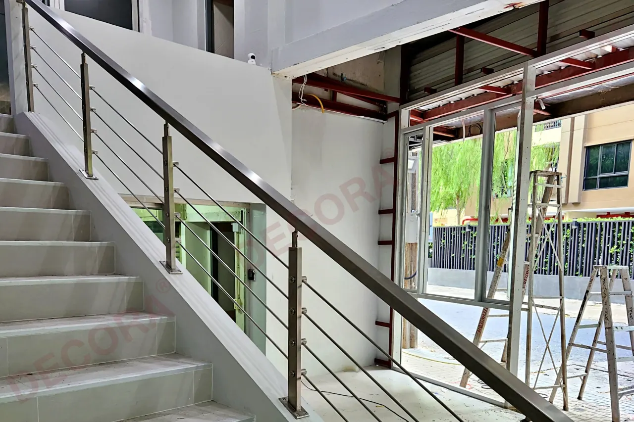 ผลงานการติดตั้งราวบันได ราวระเบียง ราวกันตก สเตนเลส BL-613 อาคารของคุณศิริพร By DECORA