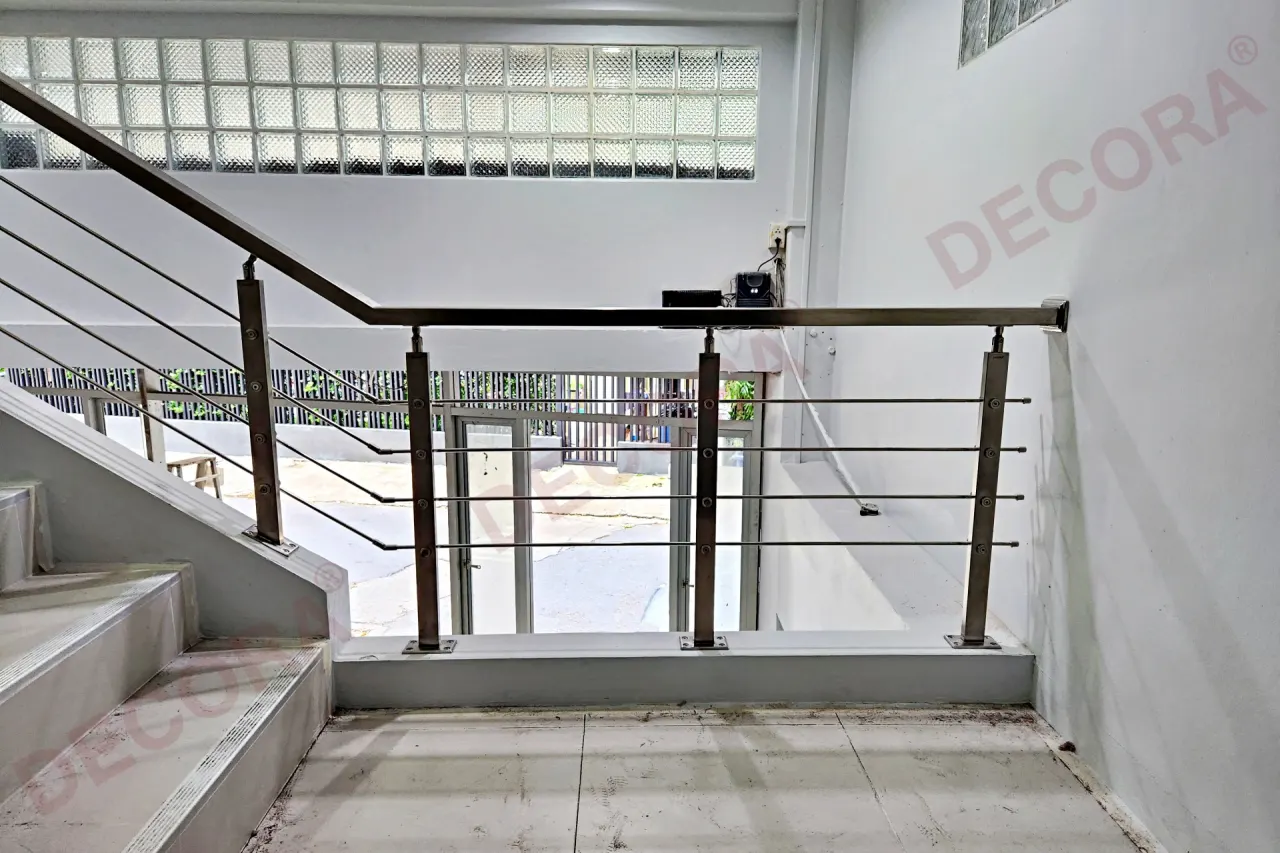 ผลงานการติดตั้งราวบันได ราวระเบียง ราวกันตก สเตนเลส BL-613 อาคารของคุณศิริพร By DECORA