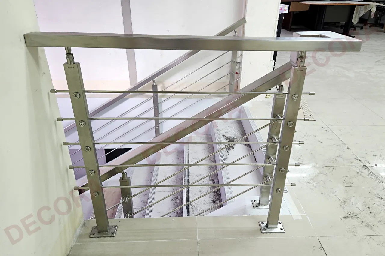 ผลงานการติดตั้งราวบันได ราวระเบียง ราวกันตก สเตนเลส BL-613 อาคารของคุณศิริพร By DECORA