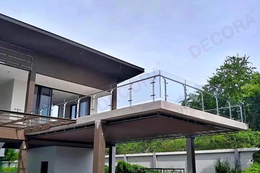 ผลงานการติดตั้ง ราวกันตก ราวระเบียง กระจก BL-711 บ้านคุณพิชญุทธ By DECORA