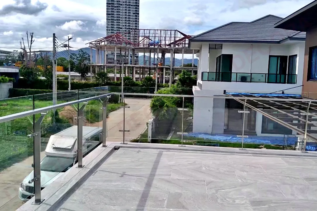 ผลงานการติดตั้ง ราวกันตก ราวระเบียง กระจก BL-711 บ้านคุณพิชญุทธ By DECORA