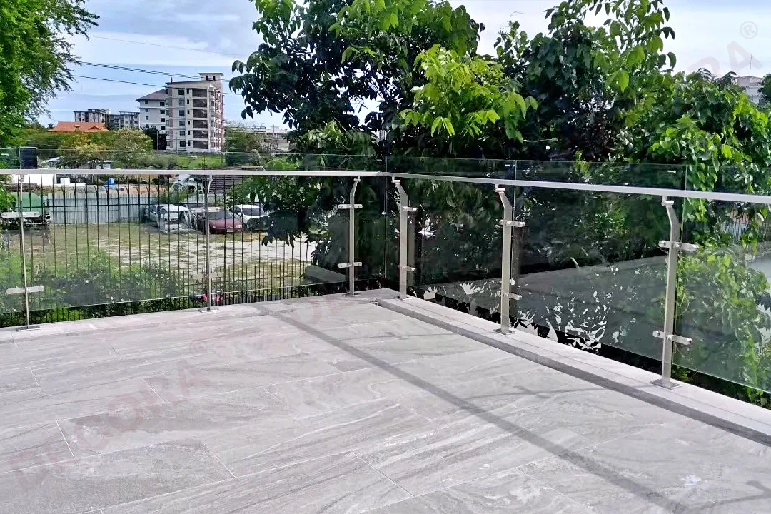 ผลงานการติดตั้ง ราวกันตก ราวระเบียง กระจก BL-711 บ้านคุณพิชญุทธ By DECORA