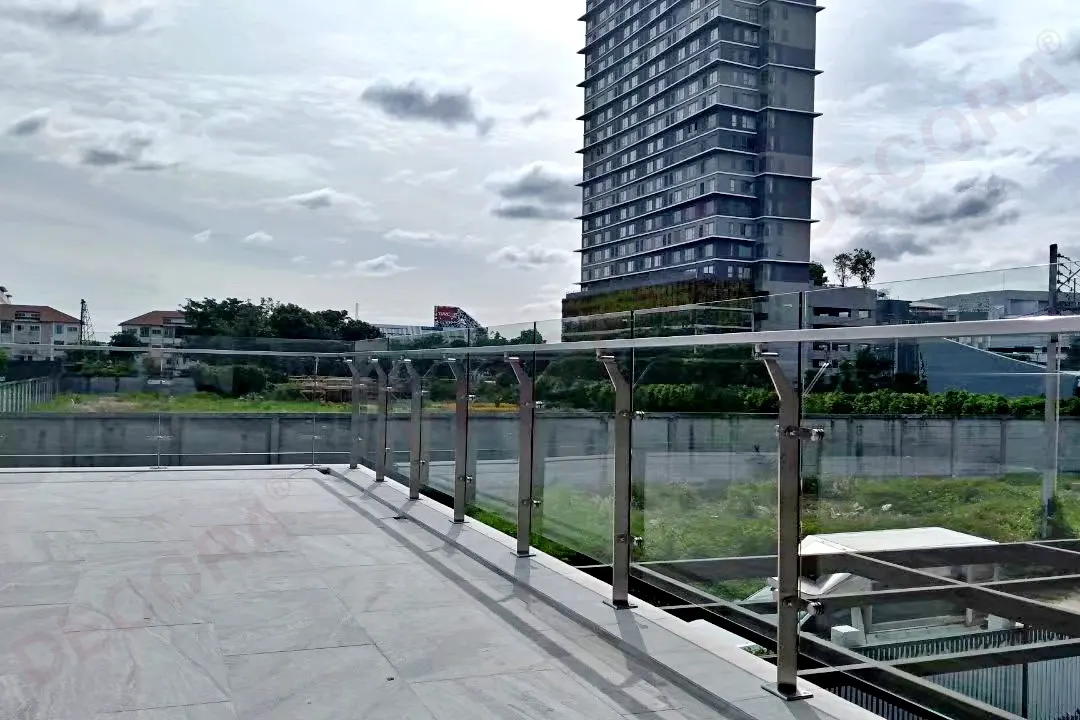 ผลงานการติดตั้ง ราวกันตก ราวระเบียง กระจก BL-711 บ้านคุณพิชญุทธ By DECORA