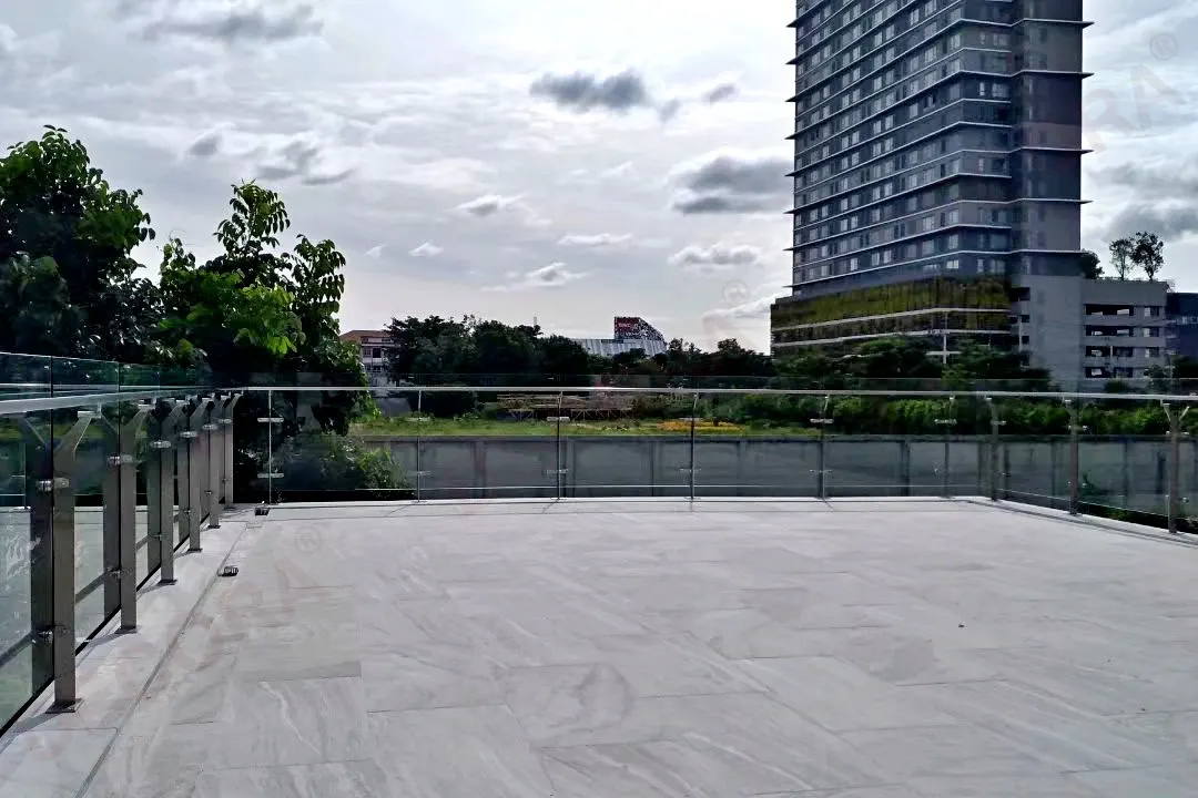 ผลงานการติดตั้ง ราวกันตก ราวระเบียง กระจก BL-711 บ้านคุณพิชญุทธ By DECORA