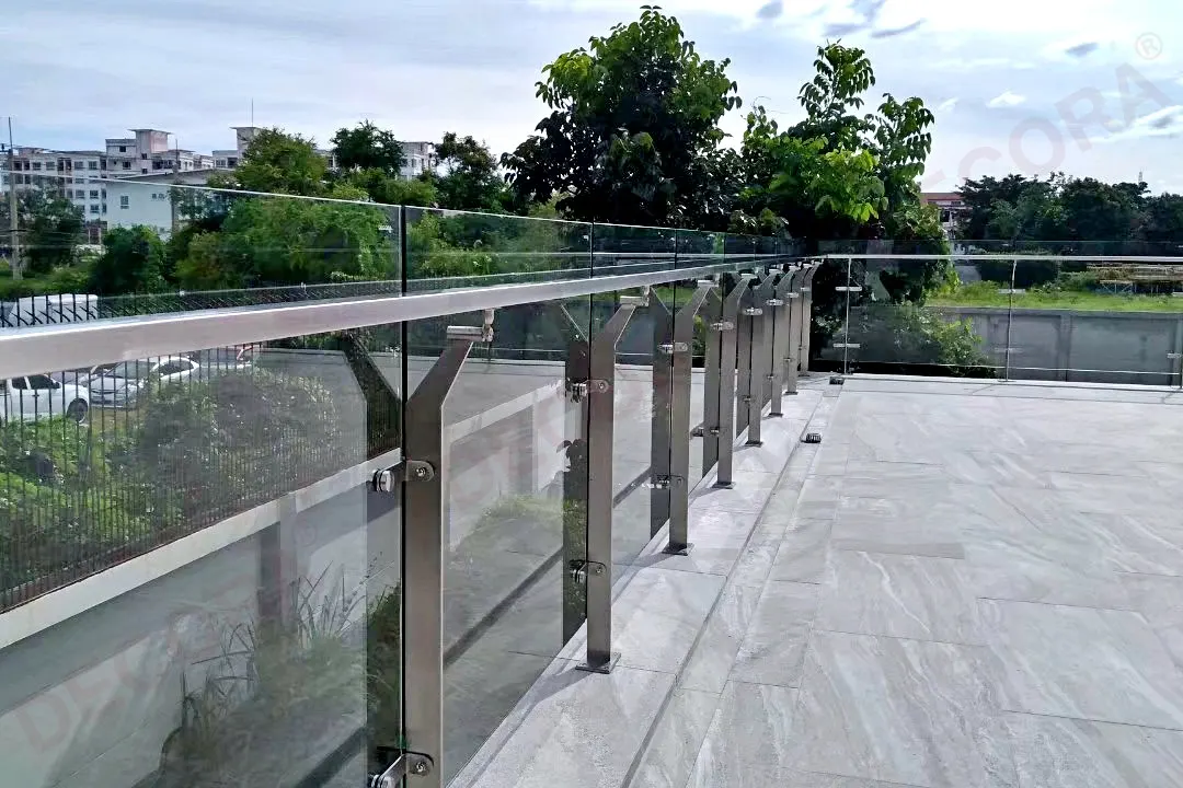 ผลงานการติดตั้ง ราวกันตก ราวระเบียง กระจก BL-711 บ้านคุณพิชญุทธ By DECORA