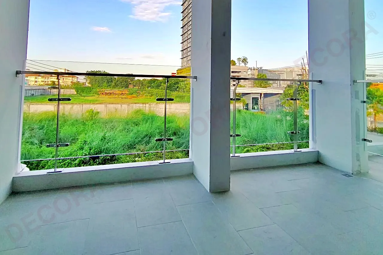 ผลงานการติดตั้ง ราวกันตก ราวระเบียง กระจก BL-711 บ้านคุณพิชญุทธ By DECORA