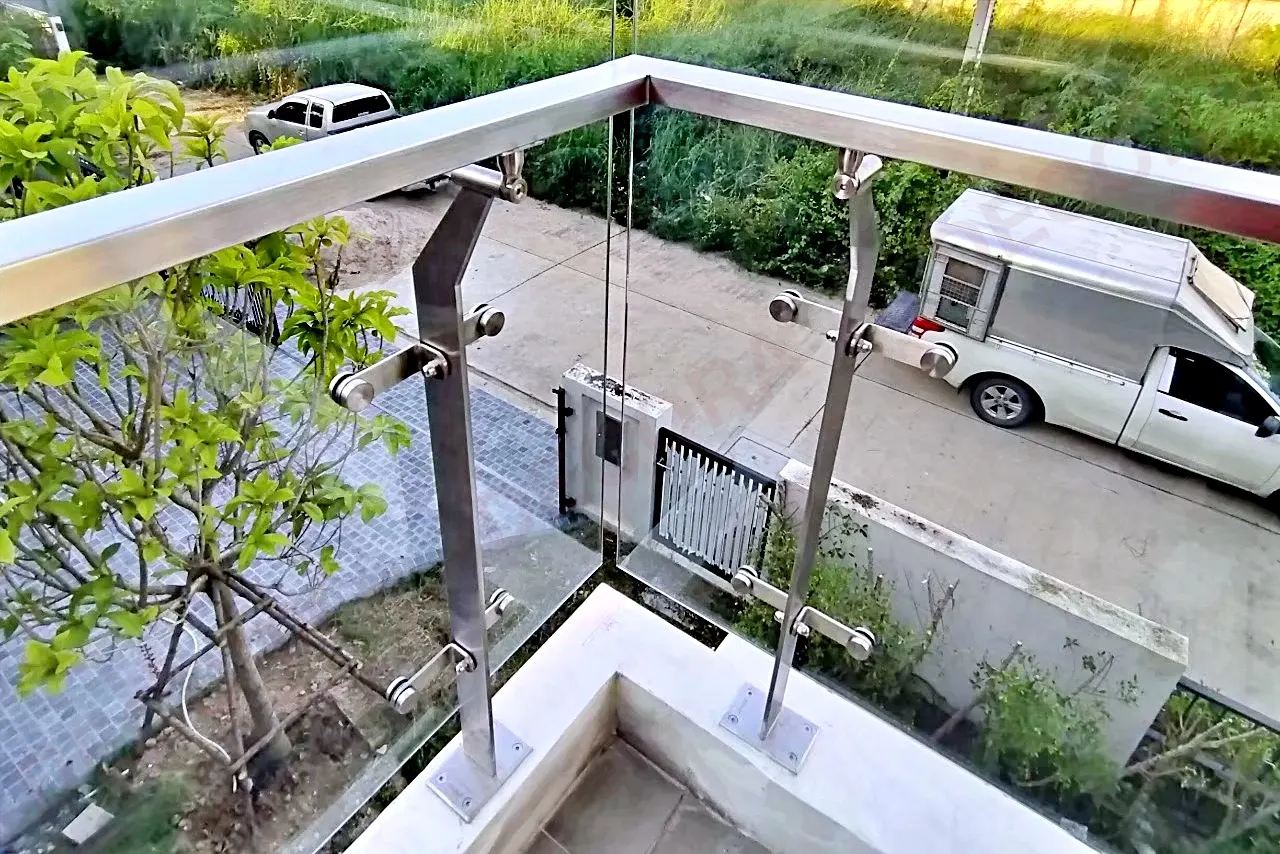 ผลงานการติดตั้ง ราวกันตก ราวระเบียง กระจก BL-711 บ้านคุณพิชญุทธ By DECORA