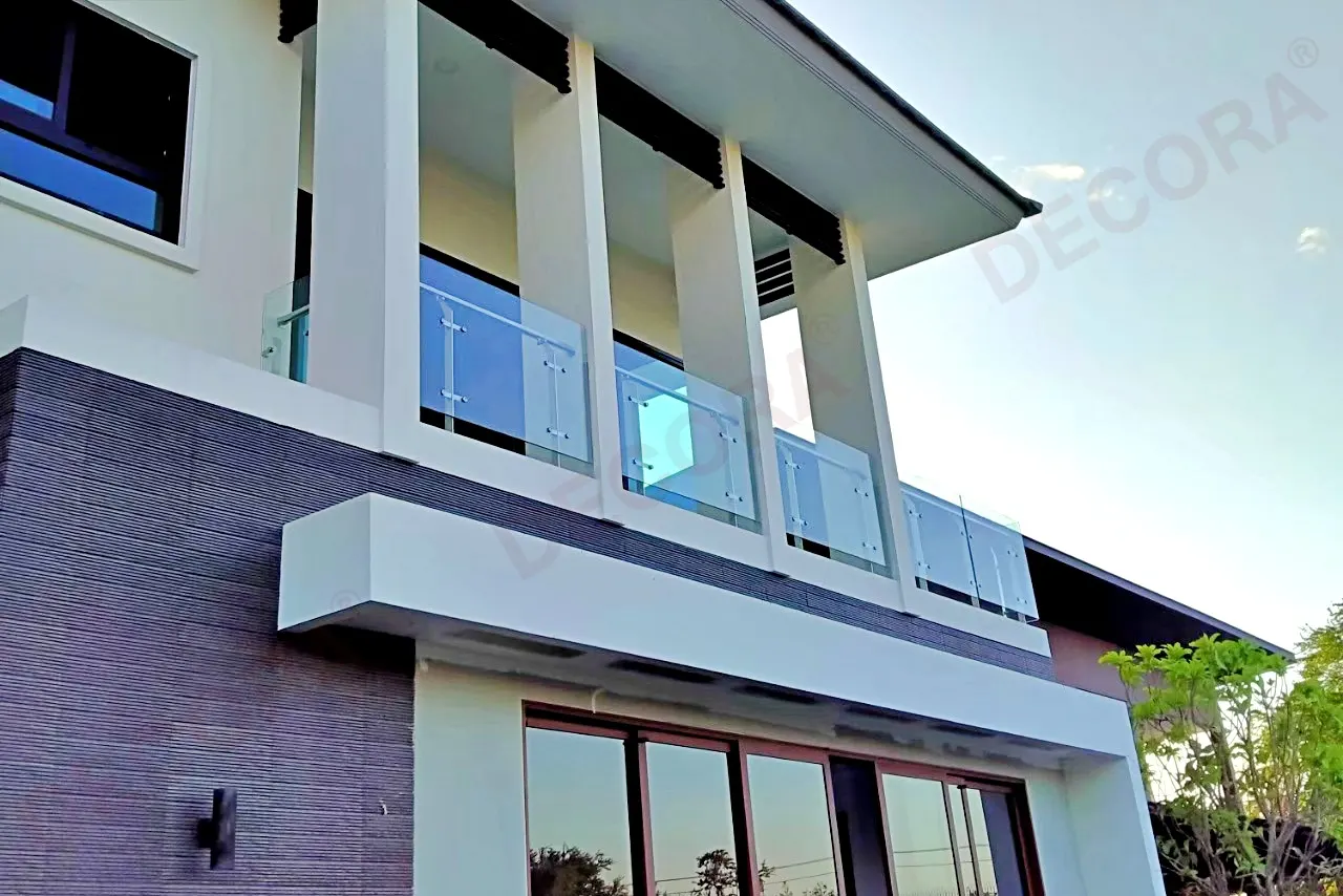 ผลงานการติดตั้ง ราวกันตก ราวระเบียง กระจก BL-711 บ้านคุณพิชญุทธ By DECORA