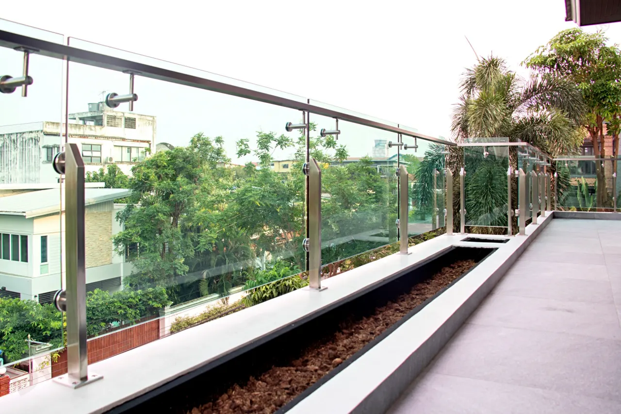 ผลงานการติดตั้งราวกันตก ราวระเบียง กระจก BL-623 บ้านคุณชุมเดช By DECORA