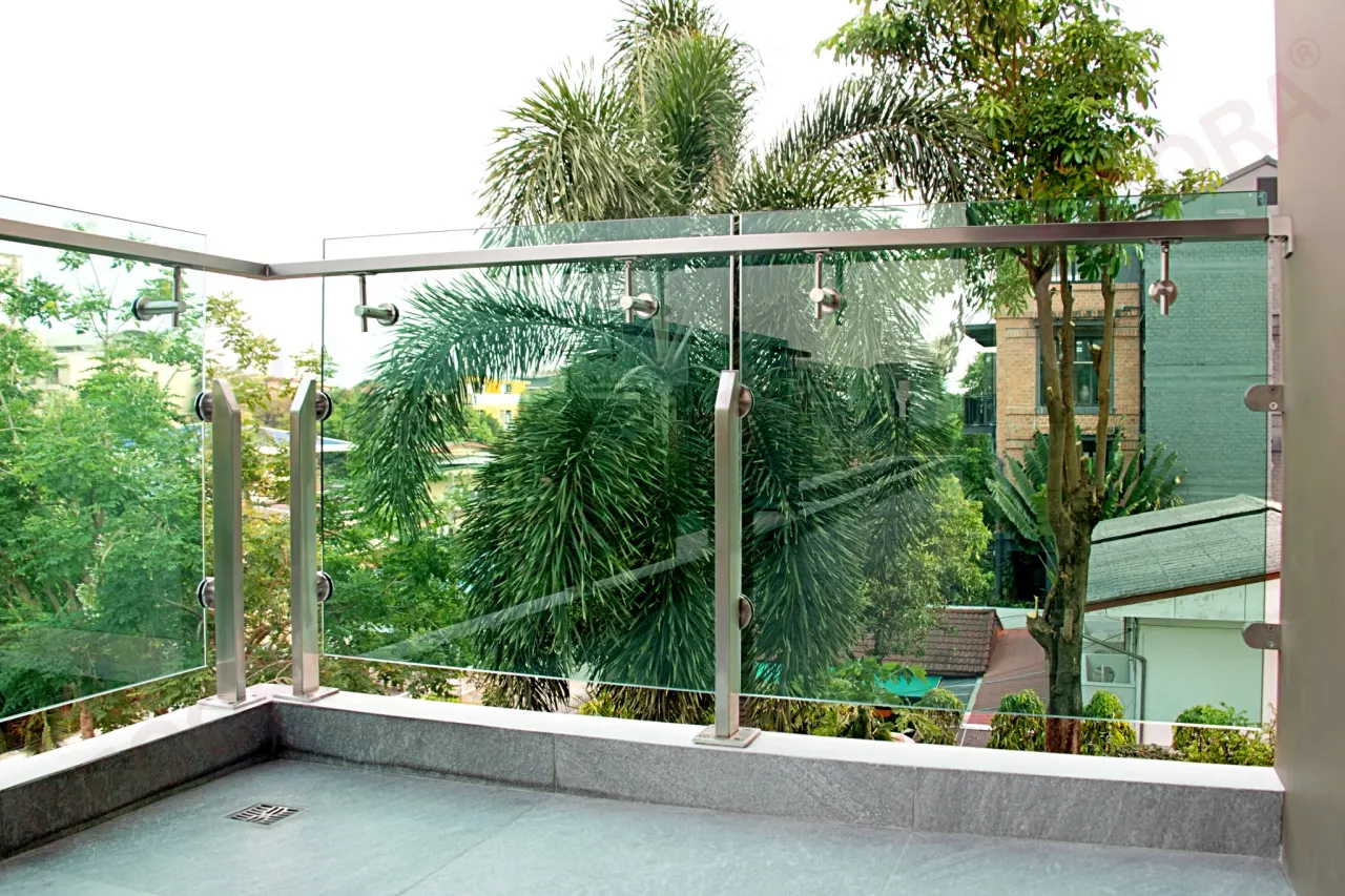 ผลงานการติดตั้งราวกันตก ราวระเบียง กระจก BL-623 บ้านคุณชุมเดช By DECORA