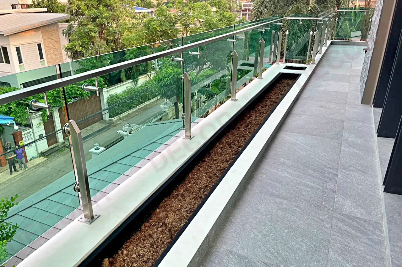 ผลงานการติดตั้งราวกันตก ราวระเบียง กระจก BL-623 บ้านคุณชุมเดช By DECORA