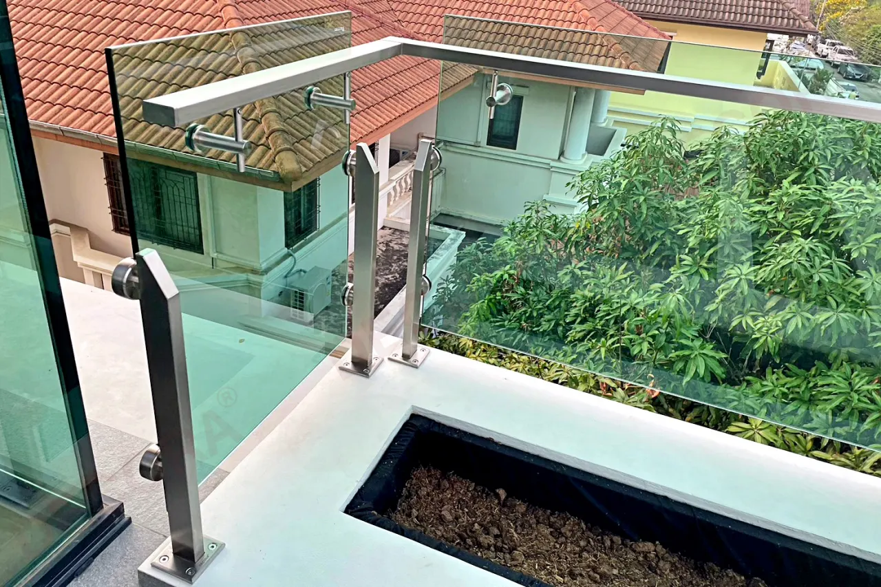 ผลงานการติดตั้งราวกันตก ราวระเบียง กระจก BL-623 บ้านคุณชุมเดช By DECORA
