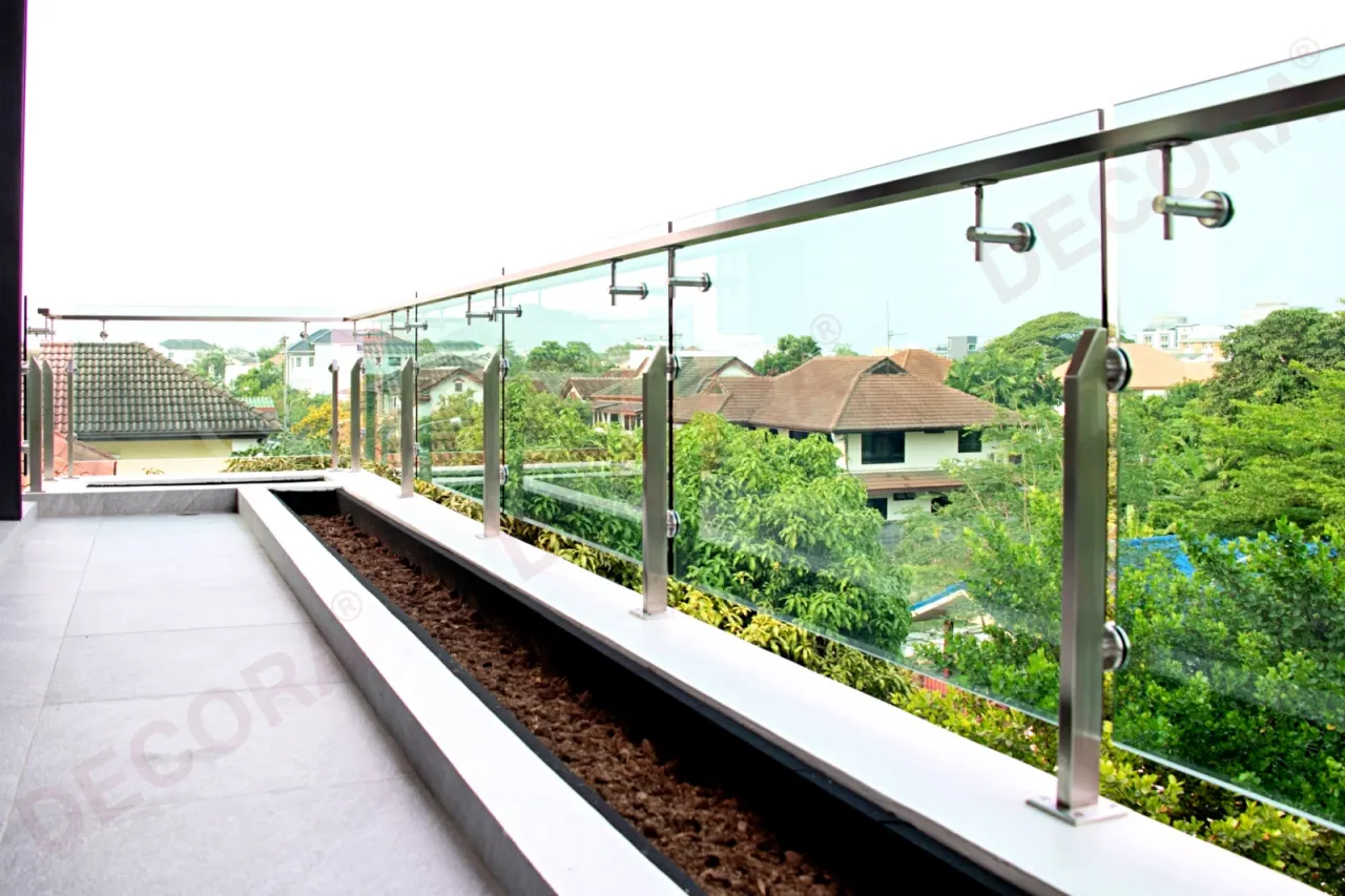 ผลงานการติดตั้งราวกันตก ราวระเบียง กระจก BL-623 บ้านคุณชุมเดช By DECORA