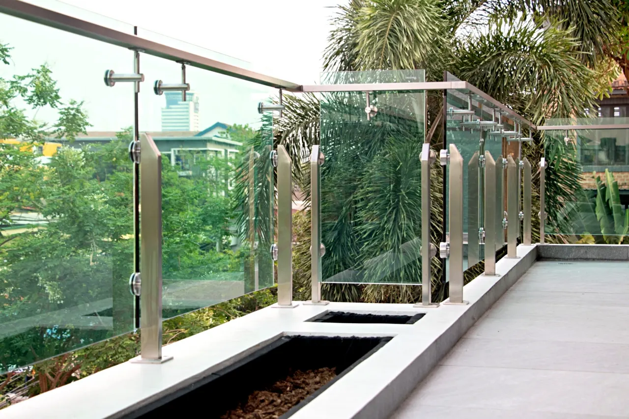 ผลงานการติดตั้งราวกันตก ราวระเบียง กระจก BL-623 บ้านคุณชุมเดช By DECORA
