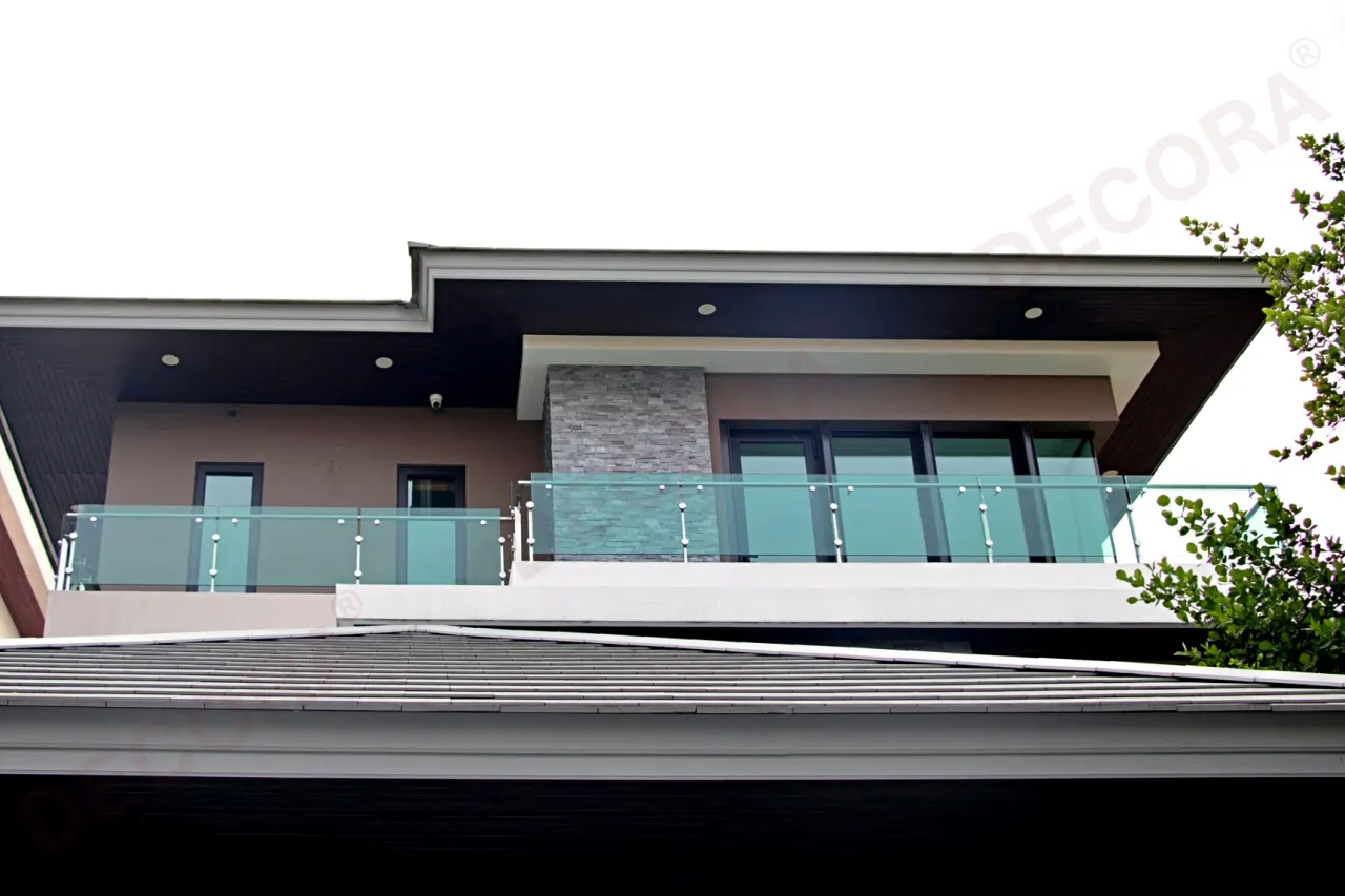 ผลงานการติดตั้งราวกันตก ราวระเบียง กระจก BL-623 บ้านคุณชุมเดช By DECORA