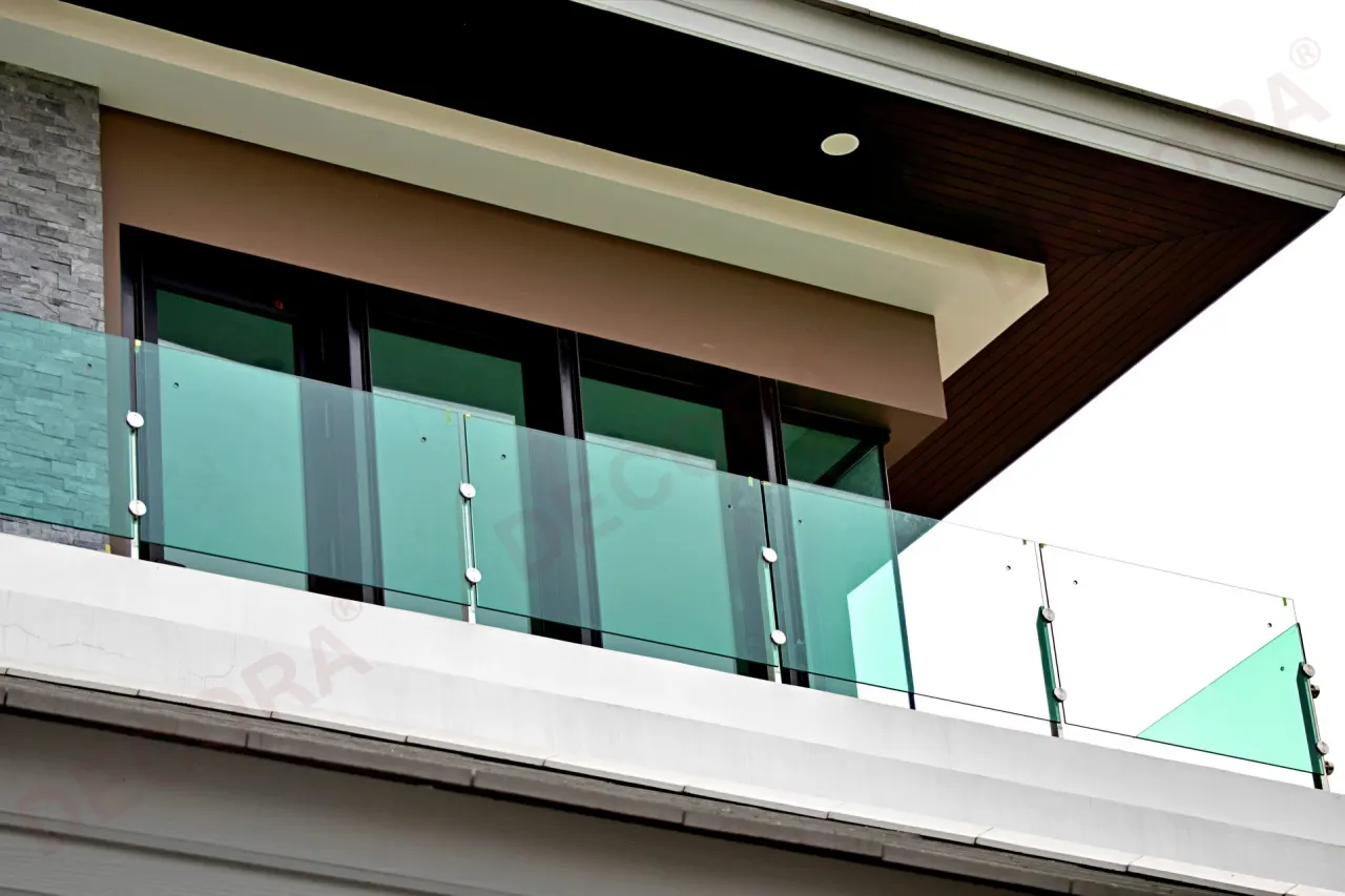ผลงานการติดตั้งราวกันตก ราวระเบียง กระจก BL-623 บ้านคุณชุมเดช By DECORA