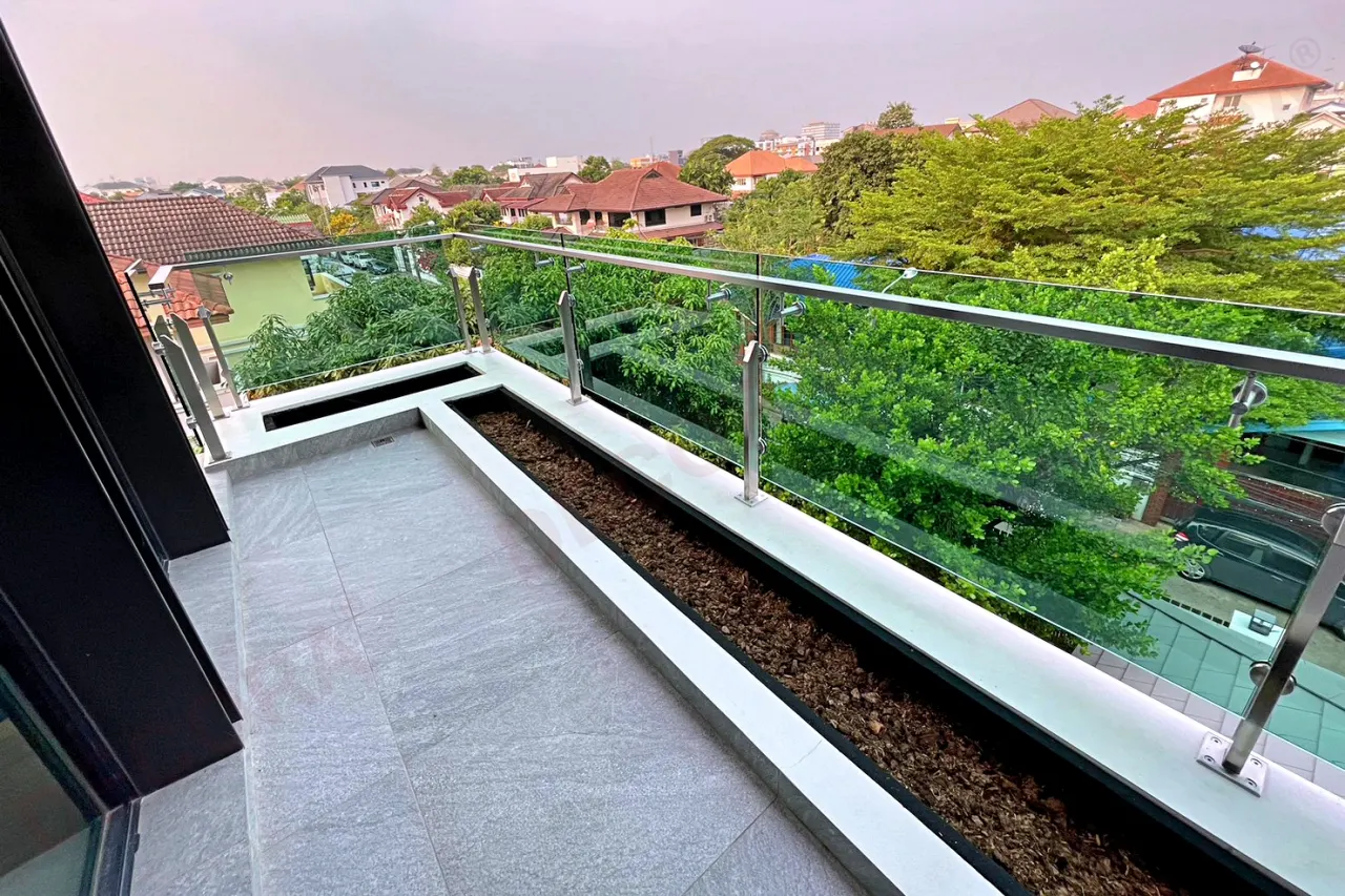 ผลงานการติดตั้งราวกันตก ราวระเบียง กระจก BL-623 บ้านคุณชุมเดช By DECORA