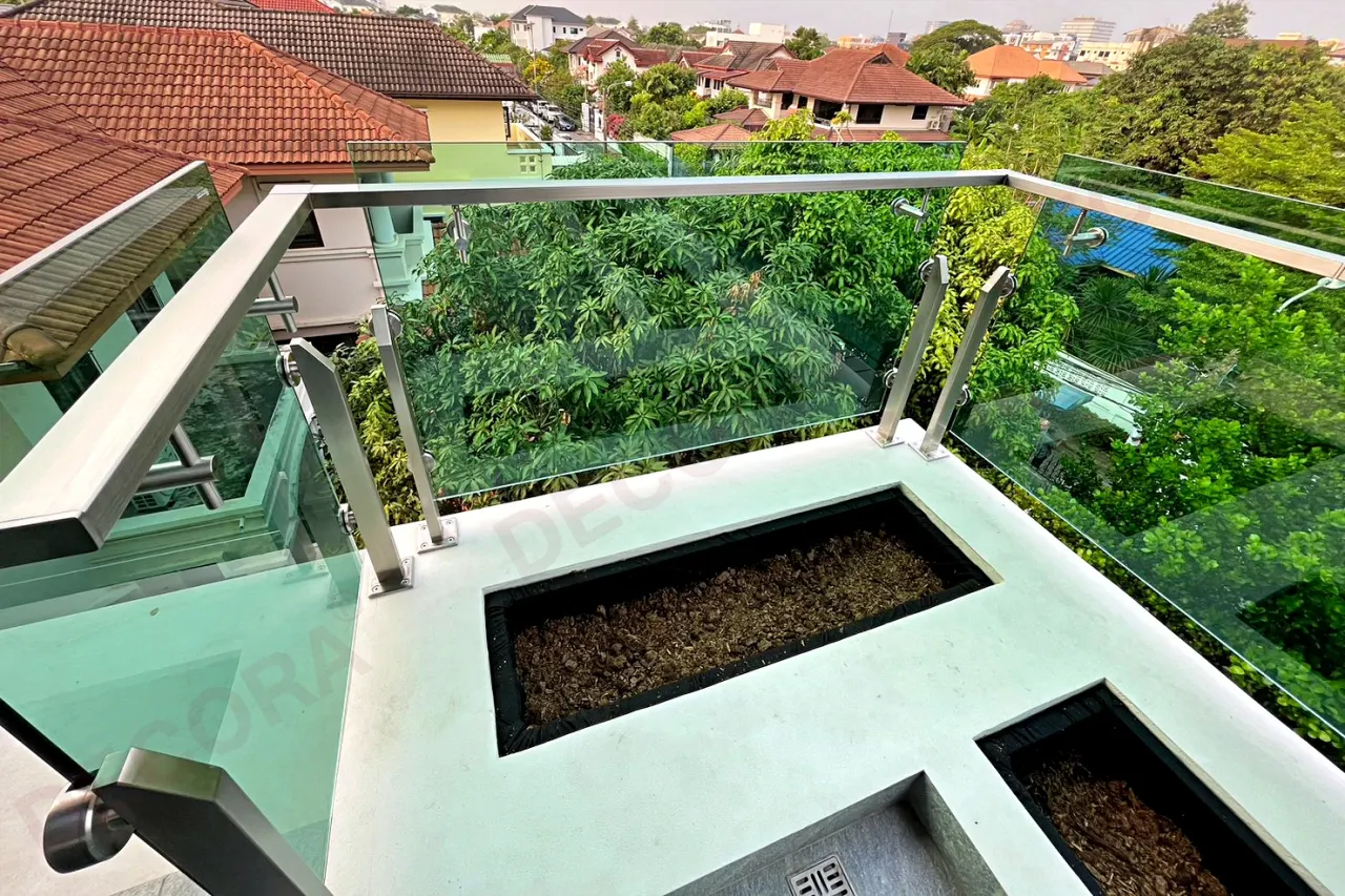 ผลงานการติดตั้งราวกันตก ราวระเบียง กระจก BL-623 บ้านคุณชุมเดช By DECORA
