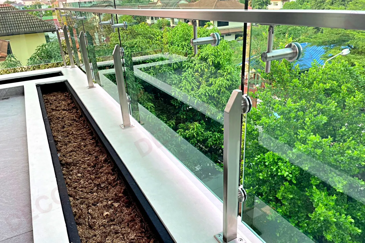 ผลงานการติดตั้งราวกันตก ราวระเบียง กระจก BL-623 บ้านคุณชุมเดช By DECORA