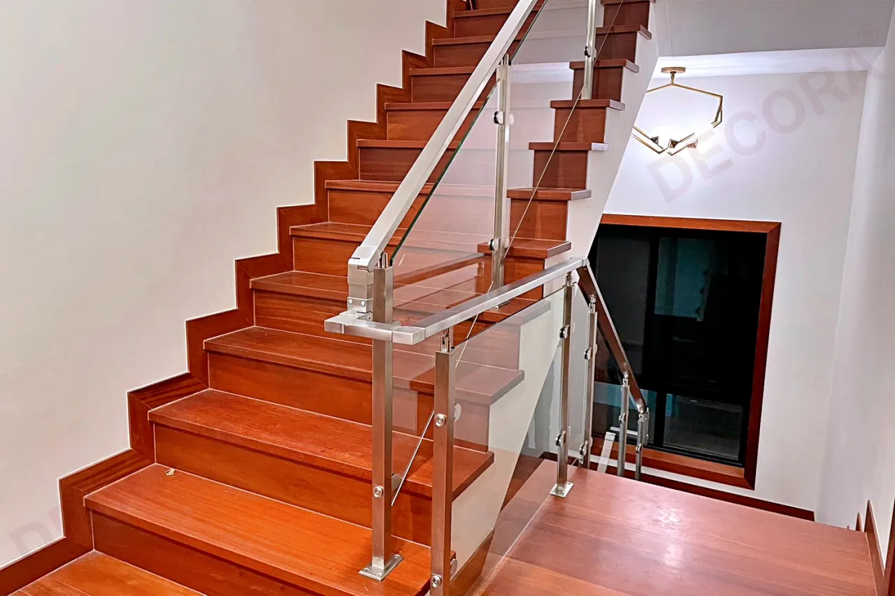 ผลงานการติดตั้งราวบันได ราวกันตก ราวระเบียง กระจก BL-611-2 บ้านคุณชุมเดช By DECORA