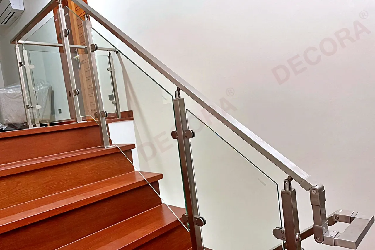 ผลงานการติดตั้งราวบันได ราวกันตก ราวระเบียง กระจก BL-611-2 บ้านคุณชุมเดช By DECORA