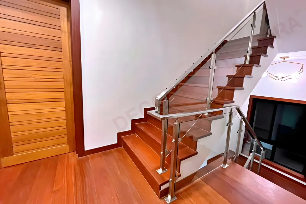 ผลงานการติดตั้งราวบันได ราวกันตก ราวระเบียง กระจก BL-611-2 บ้านคุณชุมเดช By DECORA