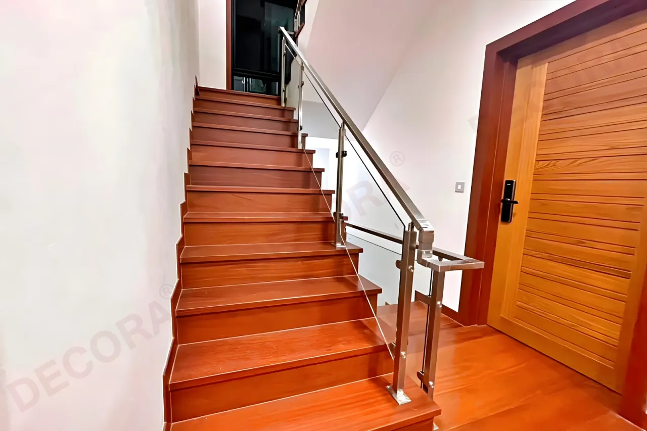 ผลงานการติดตั้งราวบันได ราวกันตก ราวระเบียง กระจก BL-611-2 บ้านคุณชุมเดช By DECORA