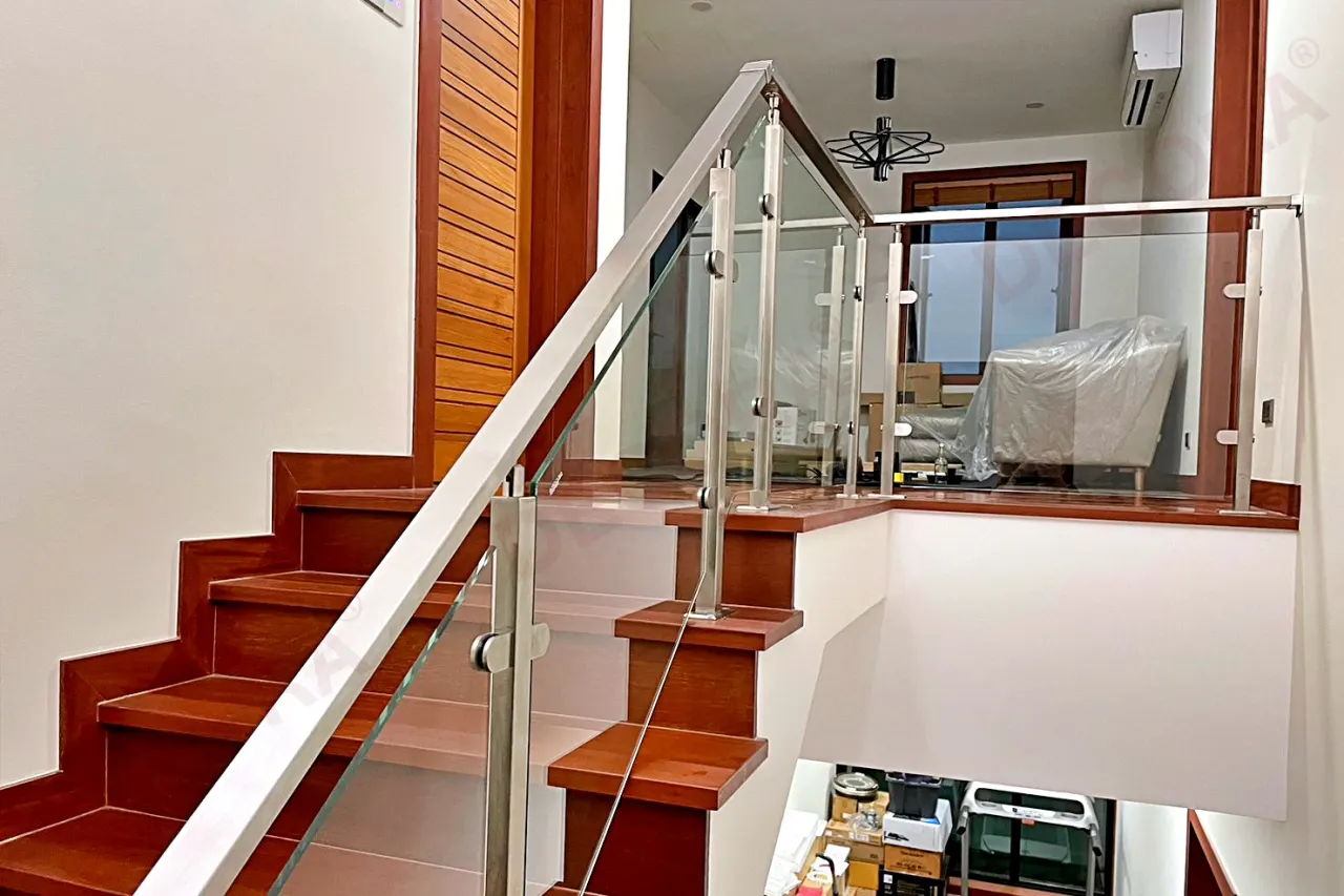 ผลงานการติดตั้งราวบันได ราวกันตก ราวระเบียง กระจก BL-611-2 บ้านคุณชุมเดช By DECORA