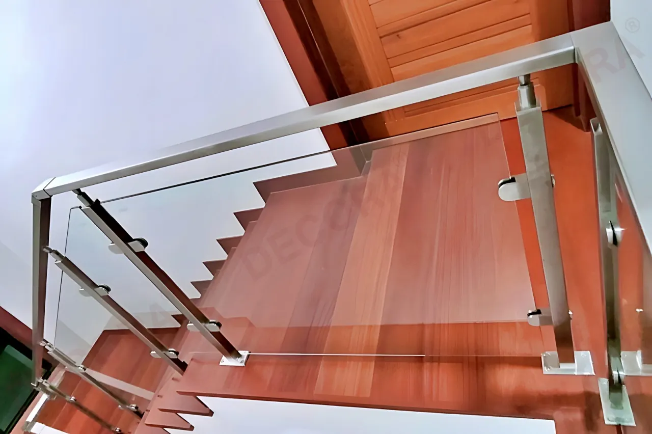 ผลงานการติดตั้งราวบันได ราวกันตก ราวระเบียง กระจก BL-611-2 บ้านคุณชุมเดช By DECORA