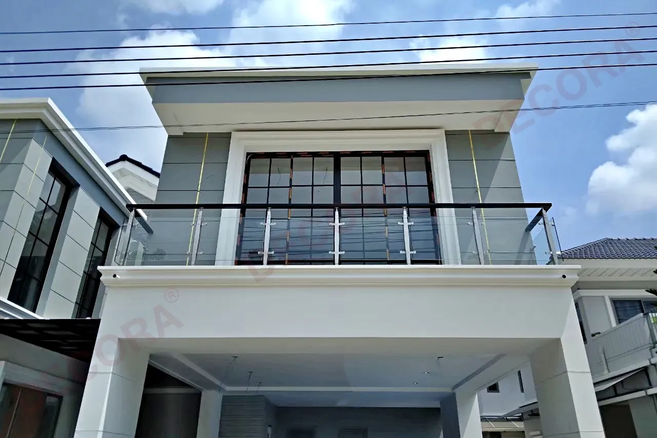 ผลงานการติดตั้งราวระเบียง ราวกันตก กระจก BL-604 บ้านคุณธนภัทร By DECORA