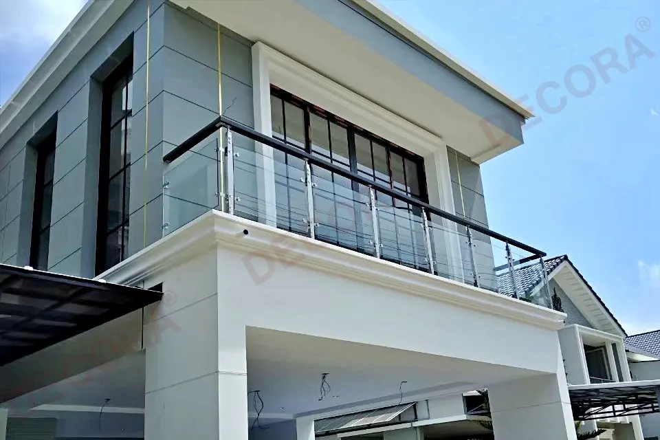 ผลงานการติดตั้งราวระเบียง ราวกันตก กระจก BL-604 บ้านคุณธนภัทร By DECORA