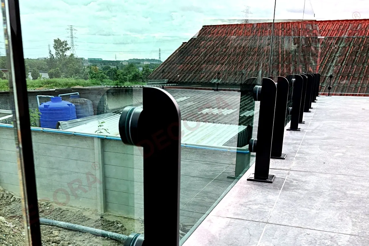 ผลงานการติดตั้งราวระเบียง ราวกันตก กระจก GL-04 บ้านคุณดนุเดช By DECORA